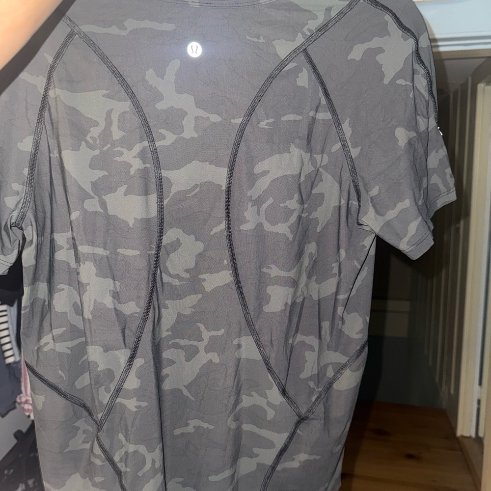 🍋SALE🍋 Lululemon Outrun The Heat Short Sleeve Incognito Camo - Picture 4 of 6